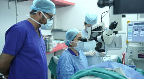 Doctors are performing surgery in an operating room.
