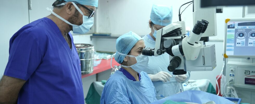 Doctors are performing surgery in an operating room.